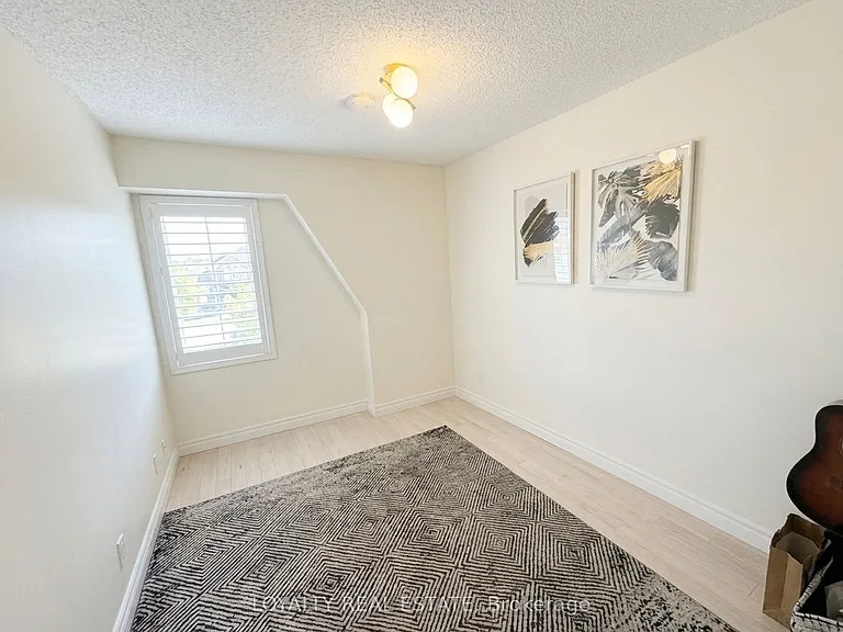 33 Sprucedale Way — Photo 10