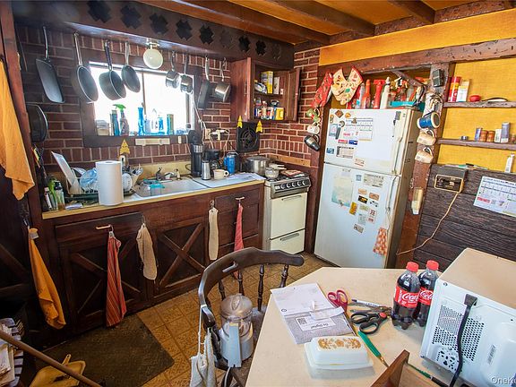 5th image of 144 Carleton Avenue