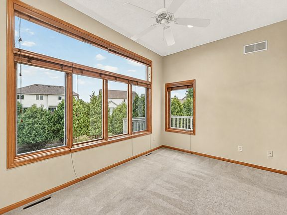 5th image of 2322 Coral Ct NE