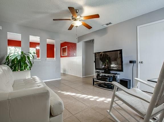 3rd image of 414 Lazy River Dr