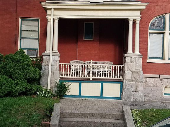 Upper balcony to apartment