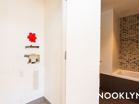 5th image of 387 Franklin Ave #406