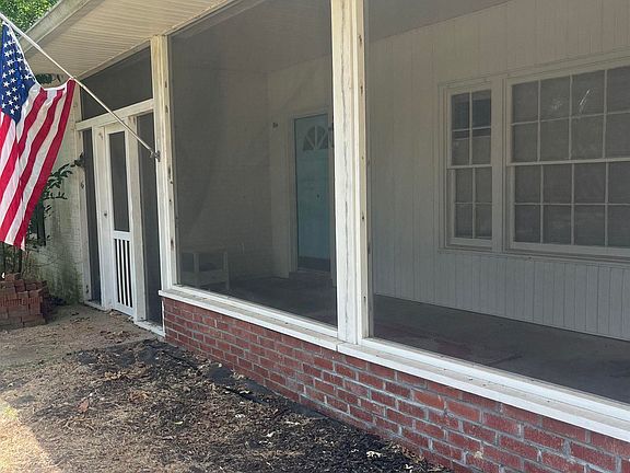 2nd image of 1604 Woodland Pl