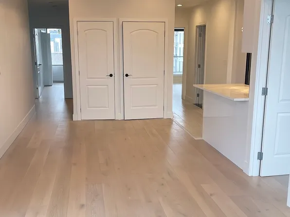 52-16 Roosevelt Avenue image 7 of 11