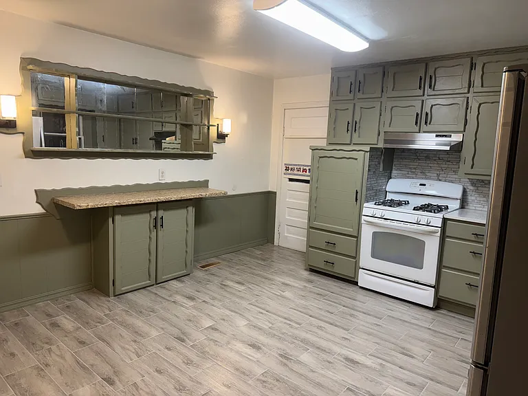 1208 E Hurd St — Photo 16
