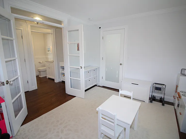 114 Richard St — Photo 8