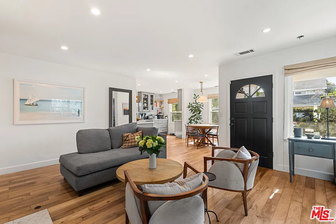 3 bed, 3.0 bath, 1850 sqft, $8,700 — Photo 3
