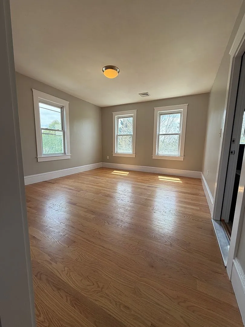 3 bed, 1134 sqft, $2,200 — Photo 2