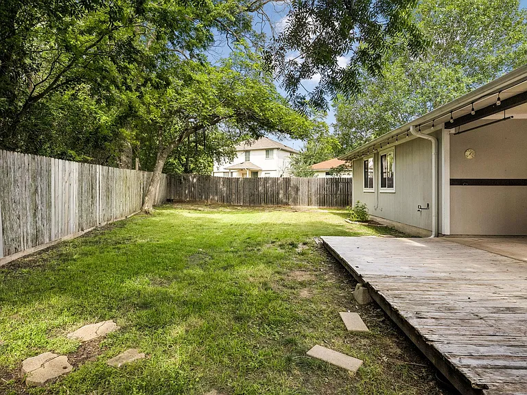 1911 Ralph C Craig Ln — Photo 30
