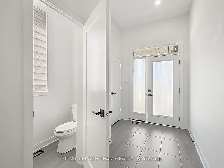 799 Cairn Cres — Photo 16