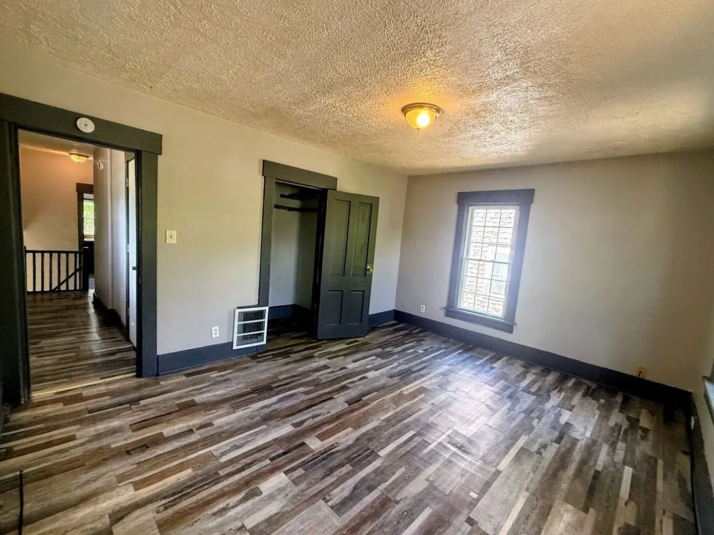 560 Schiller Ave — Photo 4