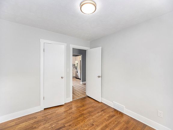 3rd image of 828 Emerald Ave NE