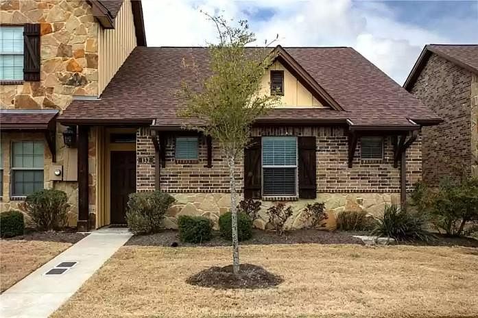 Beautiful curb appeal. HOA is responsible for exterior maintenance.