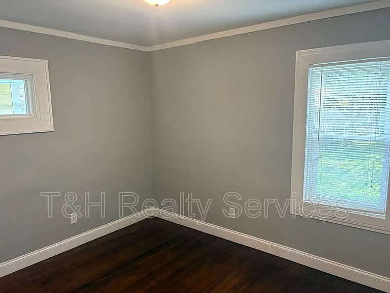 1427 S Olive St — Photo 13