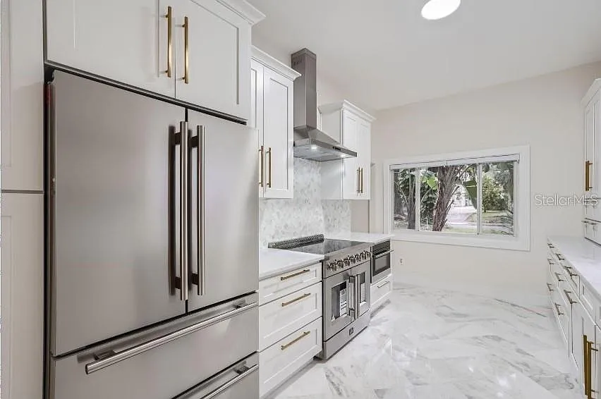 3 bed, 3.0 bath, 2000 sqft, $4,200 — Photo 3