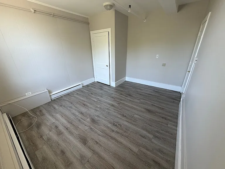 423 Pelham St — Photo 8