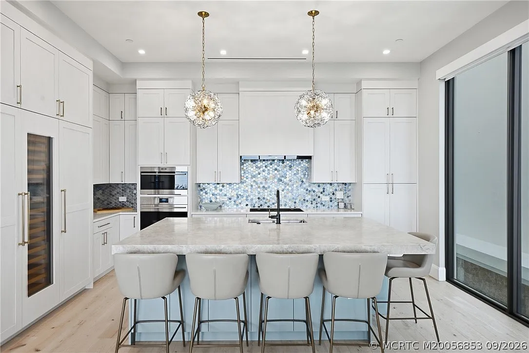 4 bed, 6.0 bath, 3911 sqft, $15,000 — Photo 4