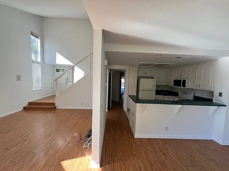 339 Stanford Ct — Photo 5