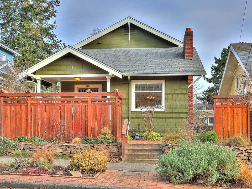 Charming craftsman style one bedroom apartment in the heart of Wallingford.