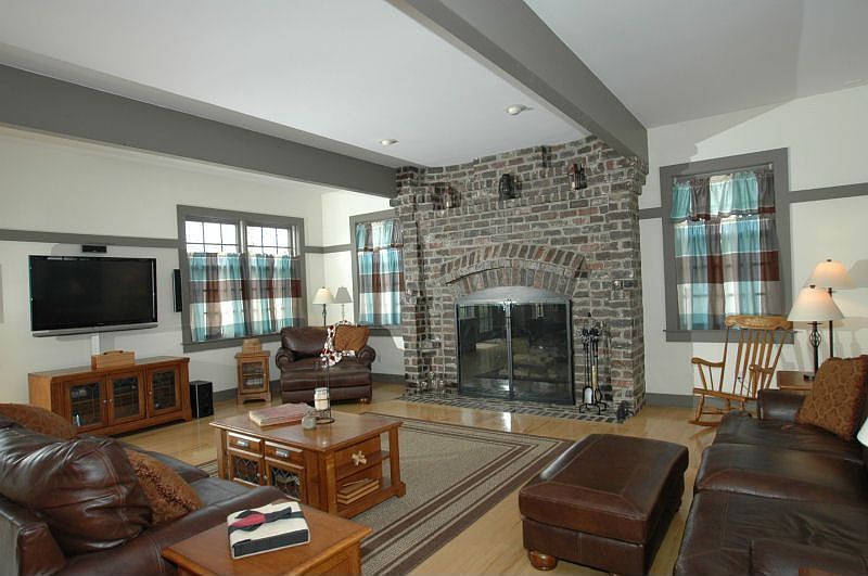 Stunning Floor to Ceiling nearly walk in NFP!