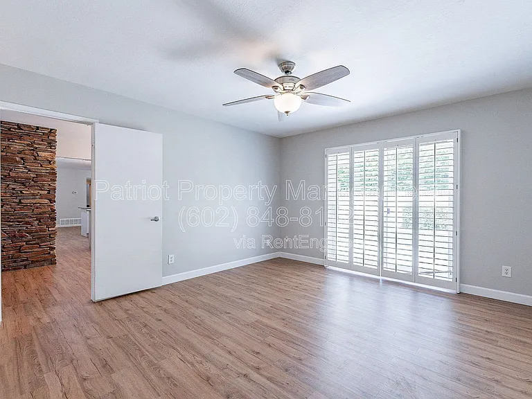 110 W Seldon Ln — Photo 24