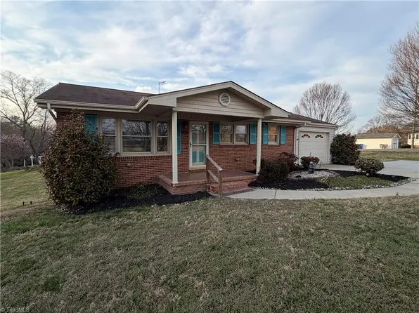 200 Arlington St, Mount Airy, NC 27030