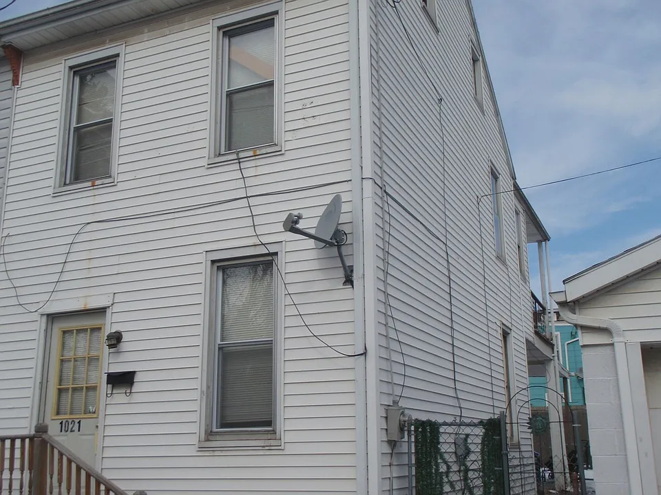 1021 Monument St