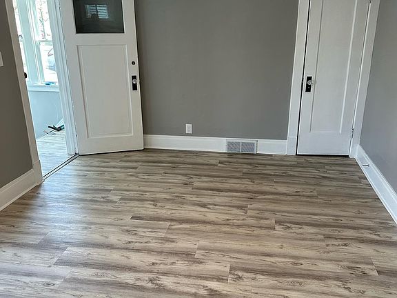 4th image of 328 Crestwood Ave #1