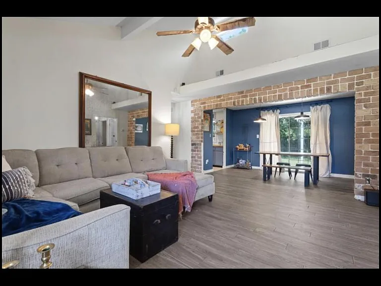 3905 Yosemite Dr — Photo 2