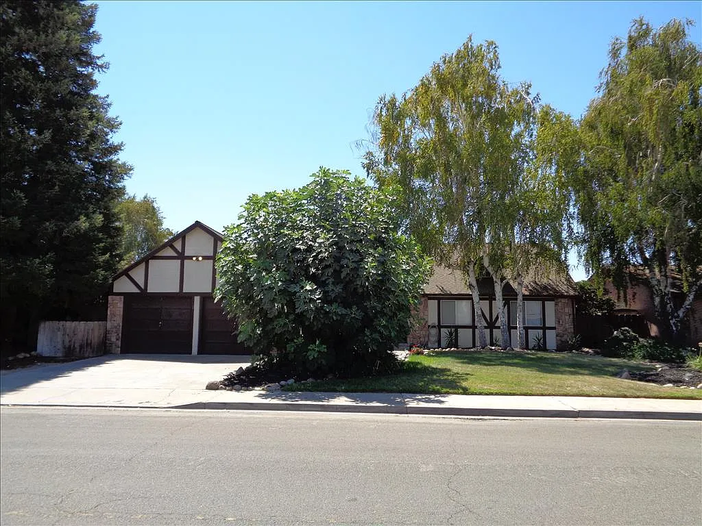 640 Fullerton Dr photo 1