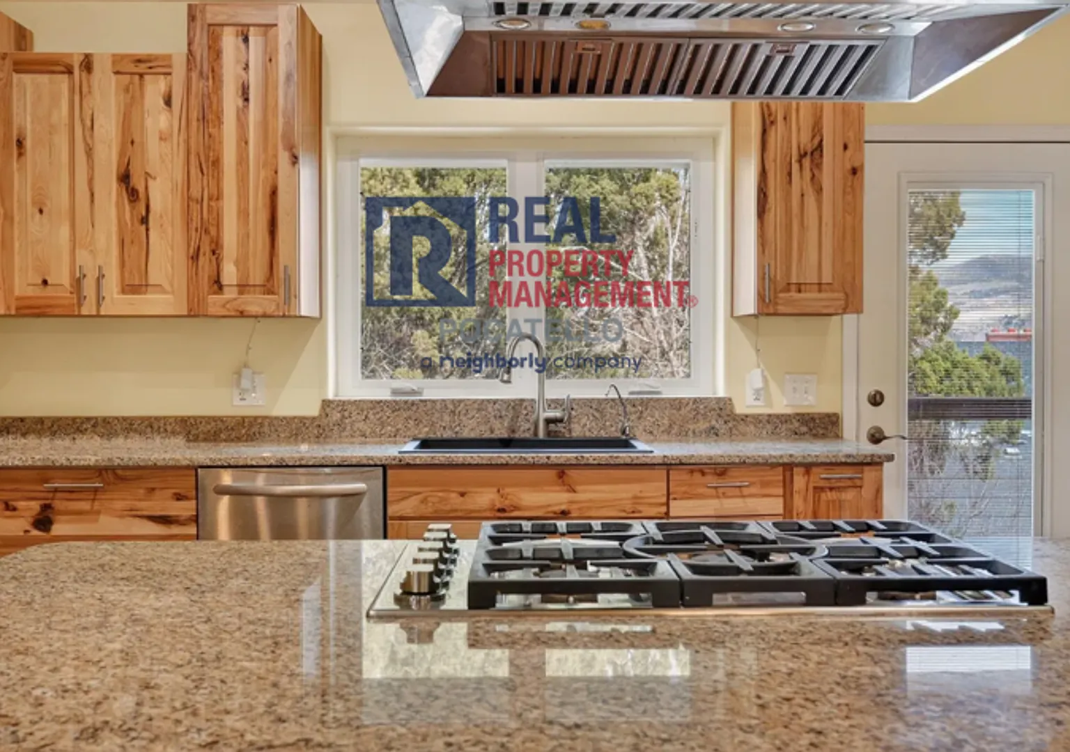 5 bedroom 2.5 bath home - 2 car garage - Small dogs allowed — Photo 4