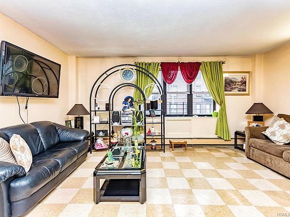 2nd image of 2805A Creston Ave #4
