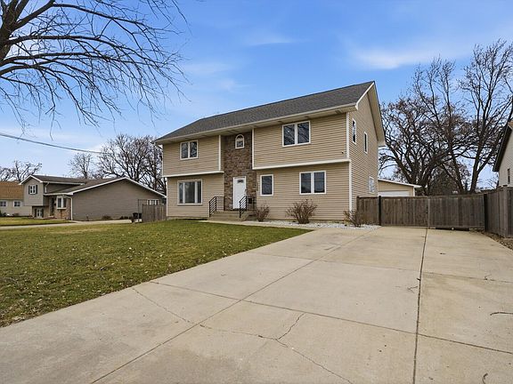 3rd image of 10608 Drummond Ave