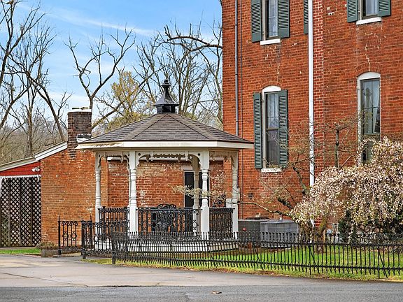 2nd image of 300 N Main St