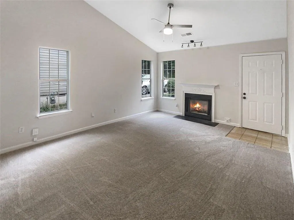 3 bed, 2.0 bath, 1056 sqft, $1,800 — Photo 4