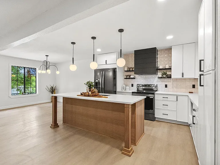 185 Lakeview Dr — Photo 1