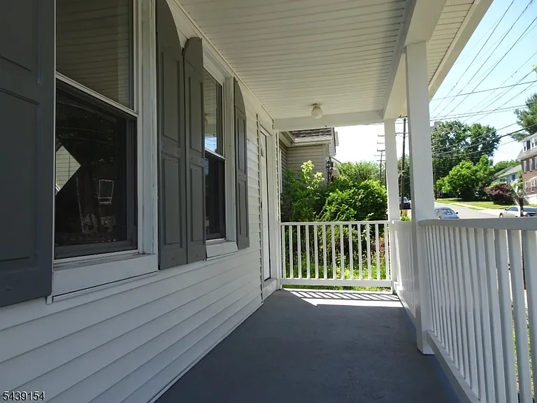 689 Sayre Ave — Photo 2