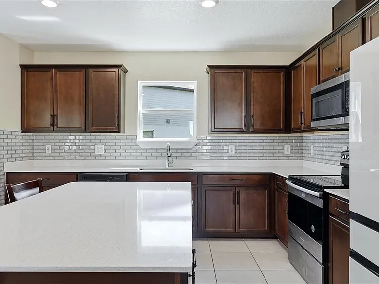 9108 Royal River Cir — Photo 16