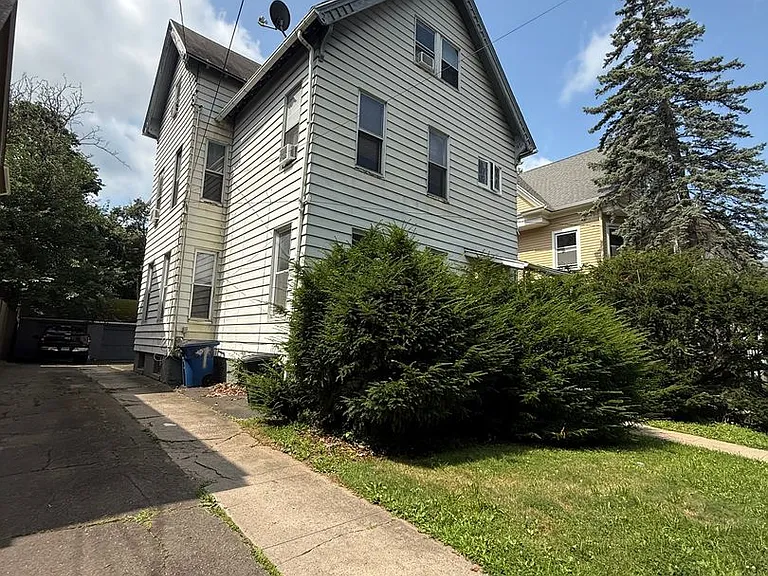 870 Elm St — Photo 20