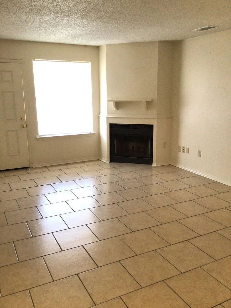 2647 Amanda Dr — Photo 2