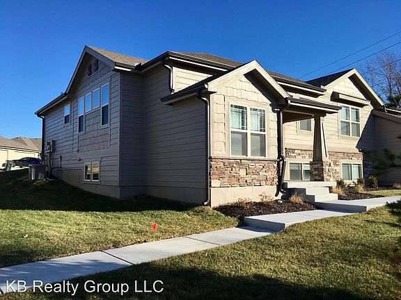2nd image of 506 SE Maple Dr
