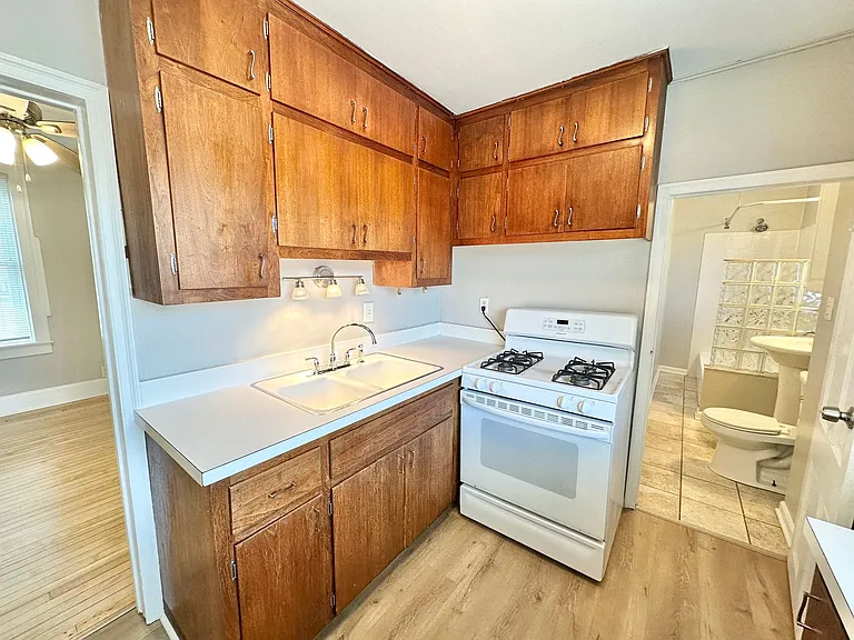 1811 N Warren Ave — Photo 6