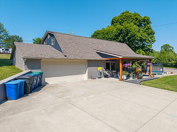2nd image of 160 W Meadow Dr