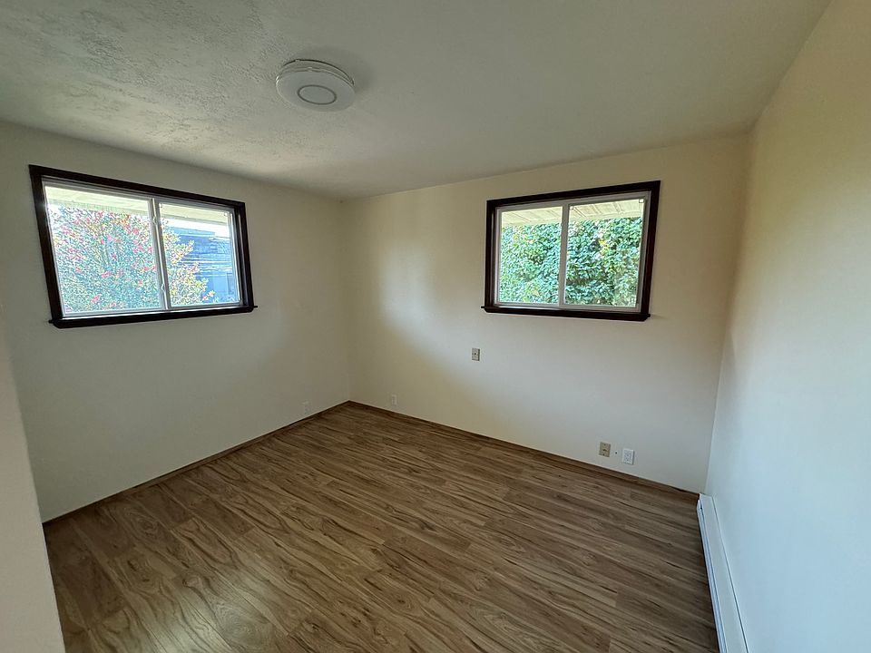 Bedroom#1 corner room, west and south view