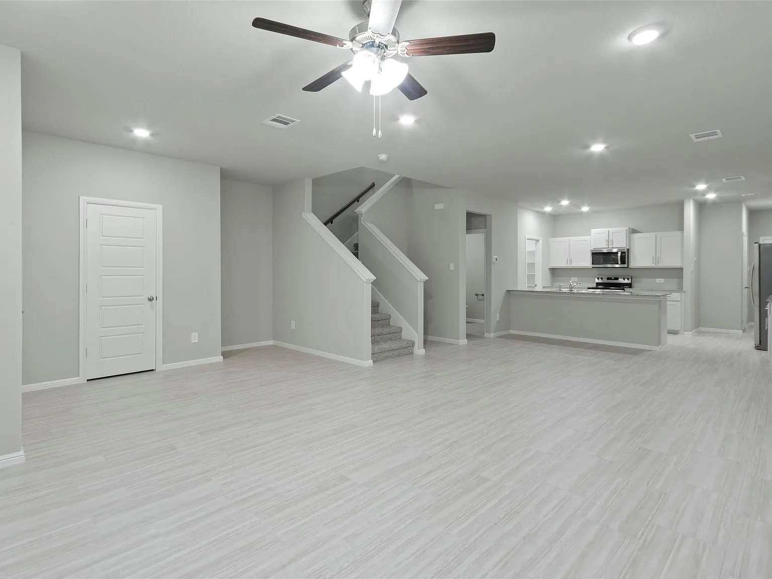 3 bed, 2.5 bath, 1937 sqft, $2,200 — Photo 3