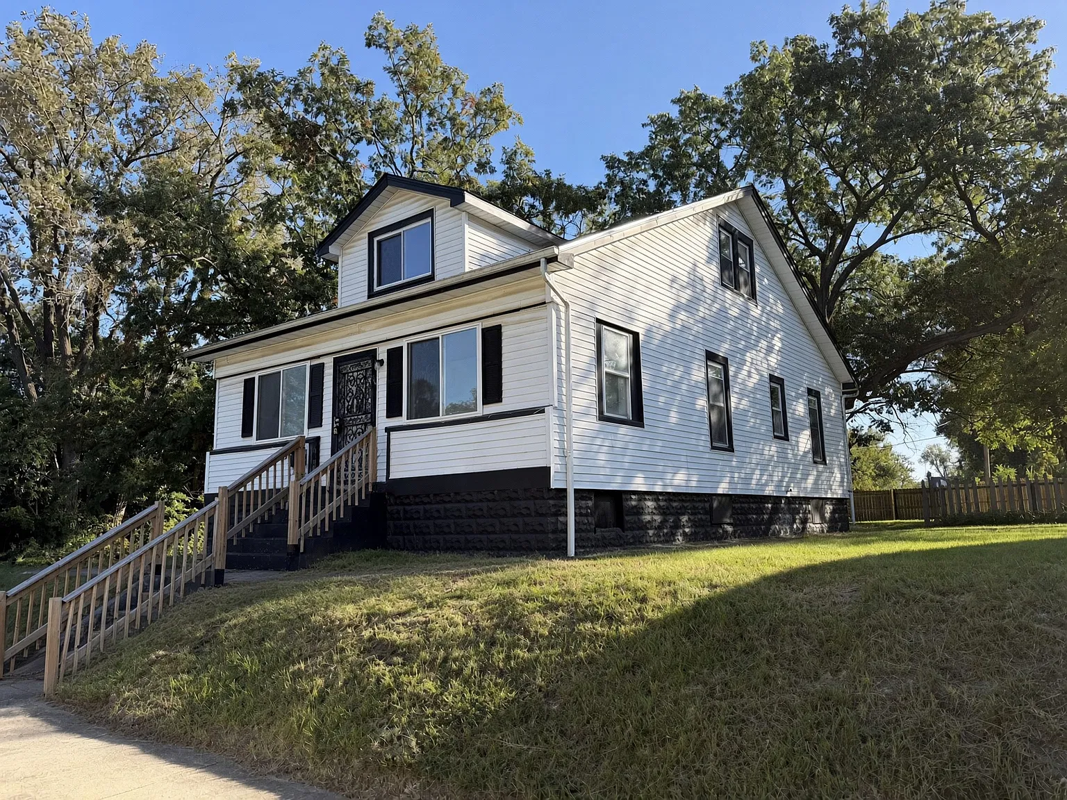 5 bed, 1866 sqft, $1,650 — Photo 2