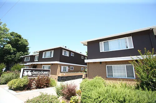 Surrey Square Apartments Photo 1
