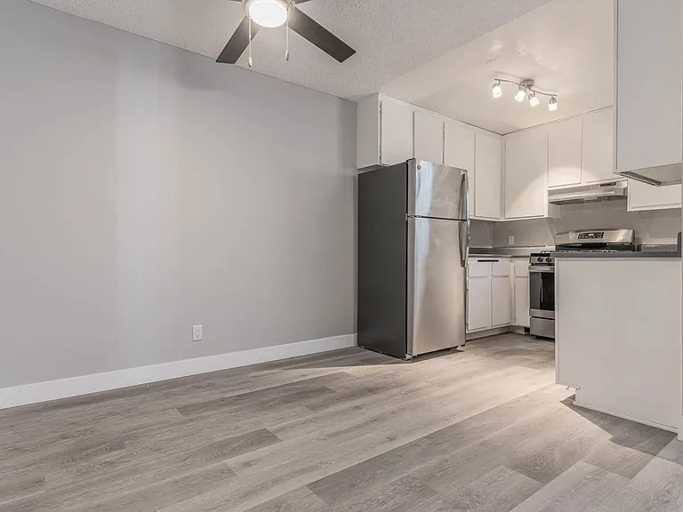 Shoreline Apartments — Photo 14
