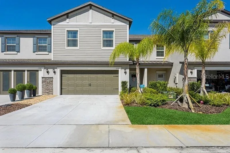 3 bed, 2.5 bath, 2319 sqft, $2,500 — Photo 2