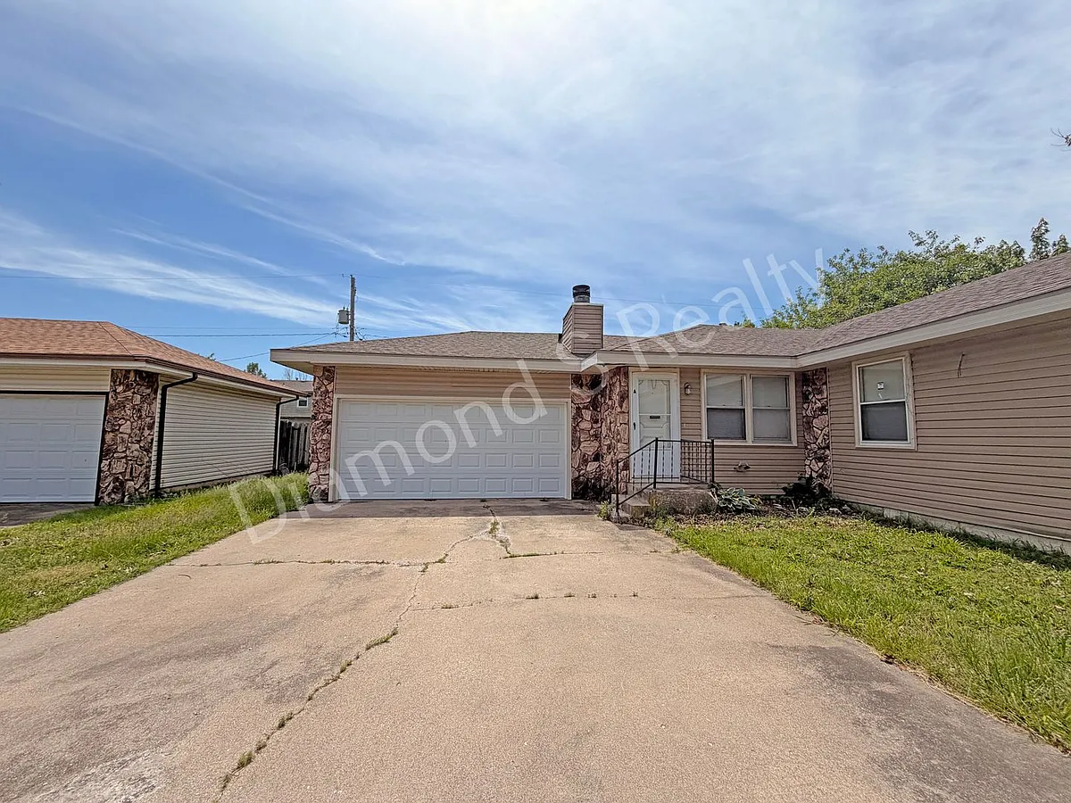 Building Photo - 1006 W Edgewood St
